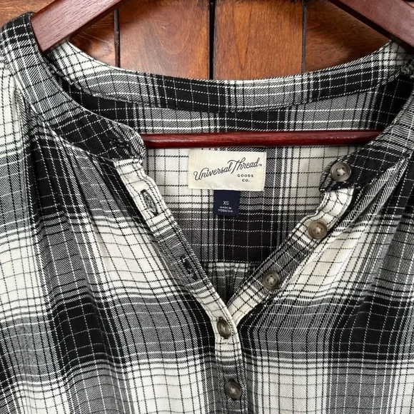 Universal Thread Women's Hi-Lo Black and White Plaid Top Long Sleeves Size XS - Picture 6 of 11